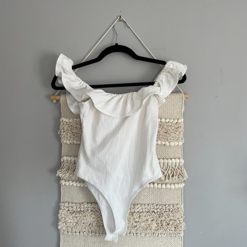 Size Small Ruffled Off the shoulder white body suit